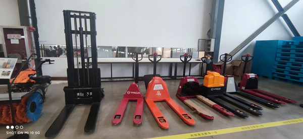 如何熟練使用手動(dòng)液壓叉車 如何熟練使用手動(dòng)液壓叉車