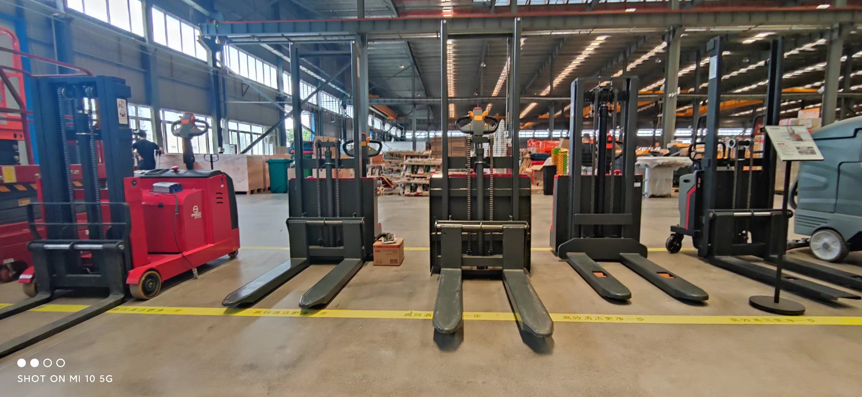 電動(dòng)叉車(chē)廠家告訴你堆垛機(jī)適用于什么工廠 電動(dòng)叉車(chē)廠家告訴你堆垛機(jī)適用于什么工廠